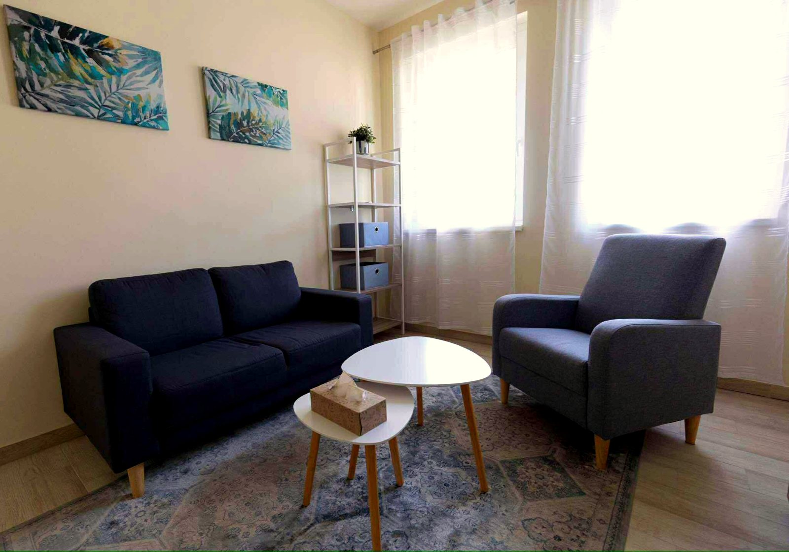 A rendelő – nyugodt, világos terápiás szoba / The consulting room